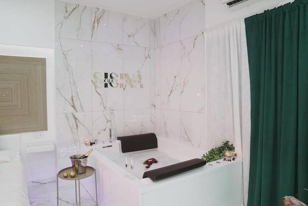 Sisina Luxury Room Jacuzzi & Piscina in Portici, Parco nazionale del Vesuvio