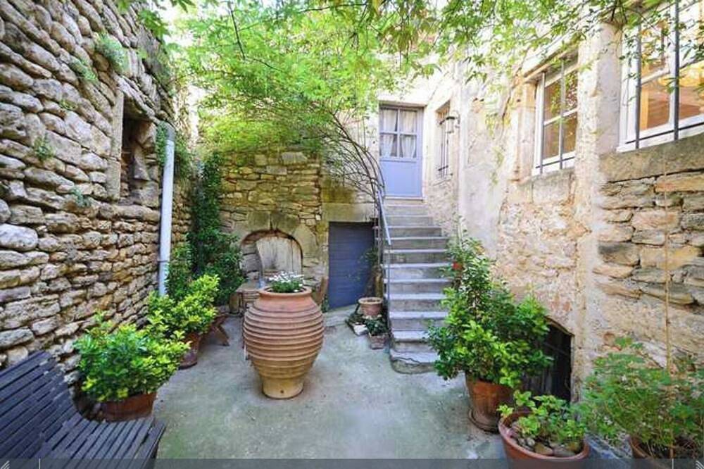 Entire apartment, La Calade. Gite in the historic heart of a medieval village. in Montpezat (Languedoc-Roussillon), Nimes region