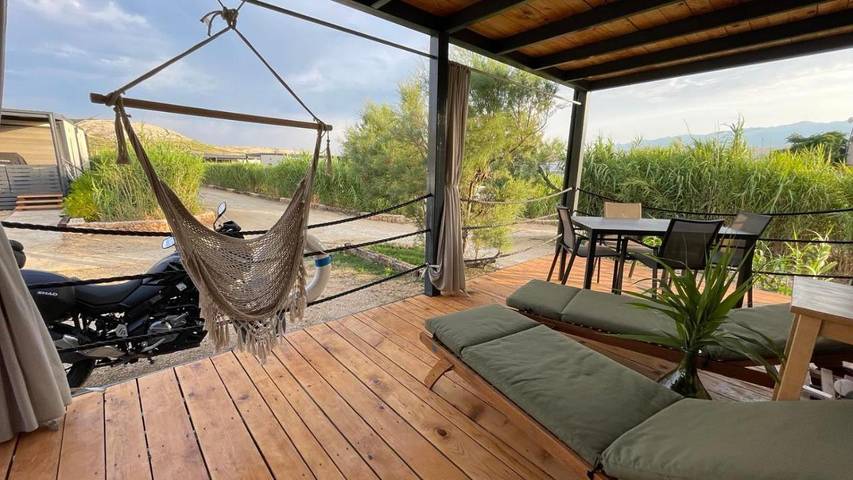Camping per 6 persone, con Terrazza e Giardino nonché Panorama a Pag