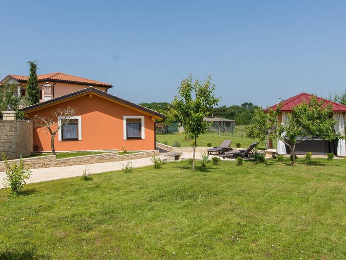 Ferienhaus für 4 Personen, mit Terrasse und Garten sowie Pool