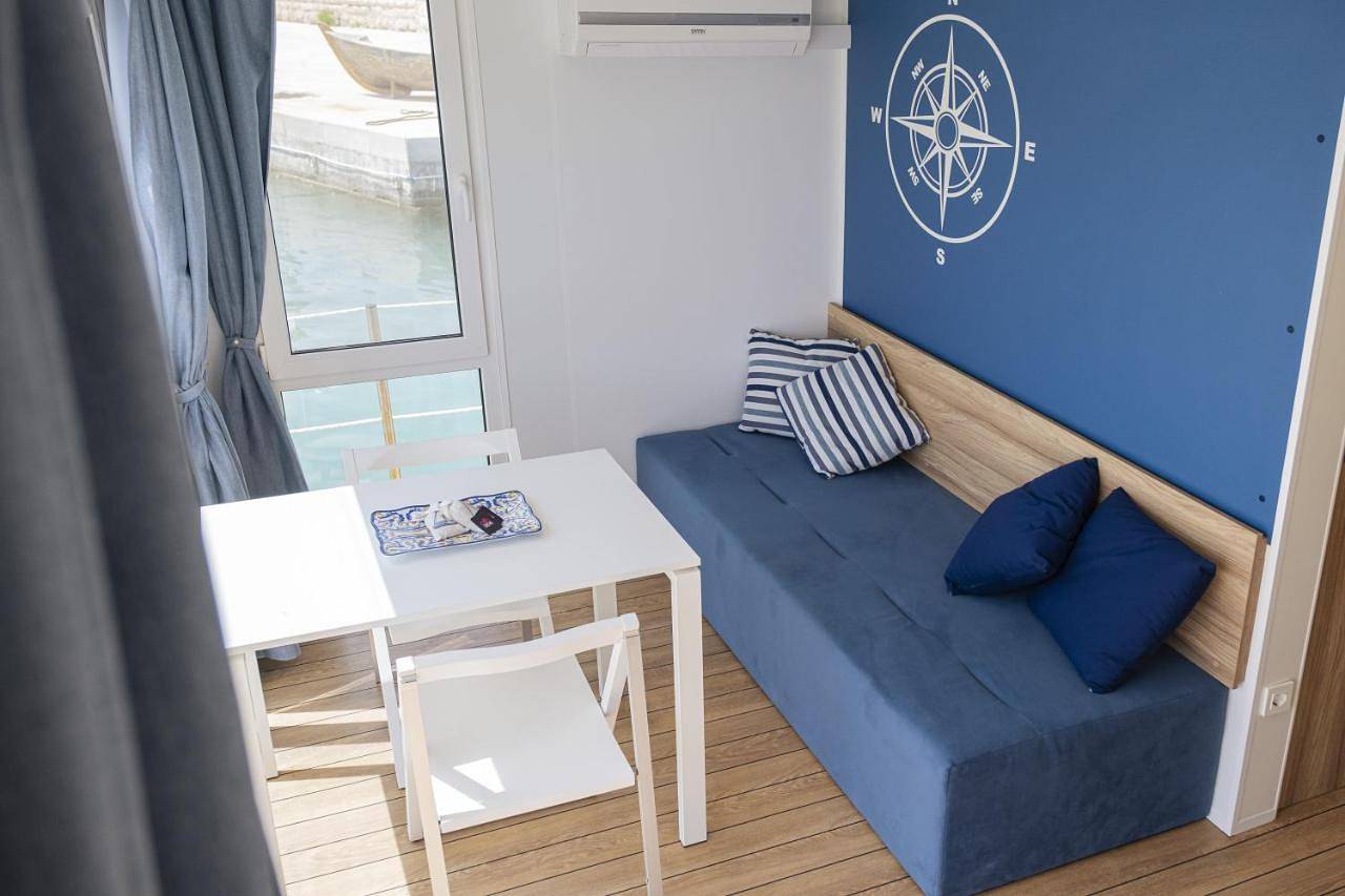 Houseboat Floatart Experience Bisceglie in Spiaggia del macello, Bisceglie