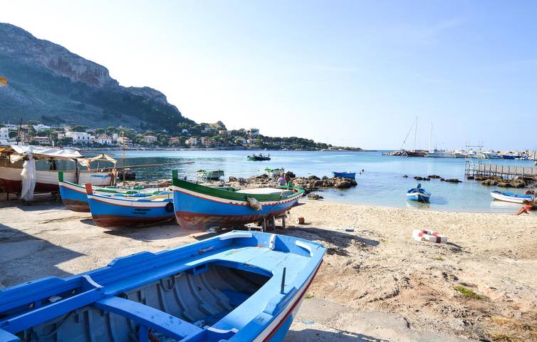 Entire holiday apartment, Cozy Beachside Apartment with WiFi and A/C in Capaci, Palermo Province