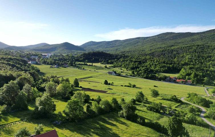 Familienfreundliche Ferienwohnung mit Terrasse, WLAN, Parkplatz und Klimaanlage in Naturpark Velebit