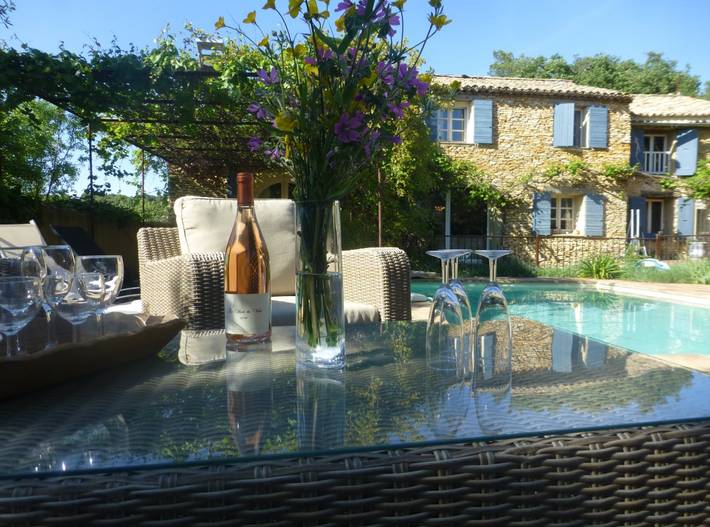 Gîte pour 14 personnes, avec piscine ainsi que terrasse et jardin
