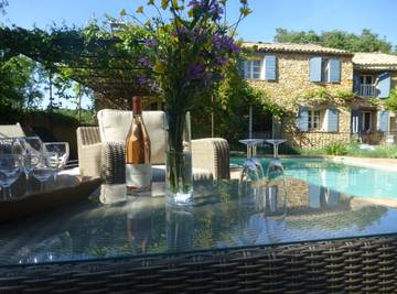 Gîte pour 14 personnes, avec terrasse ainsi que piscine et jardin en Provence-Alpes-Côte d'Azur