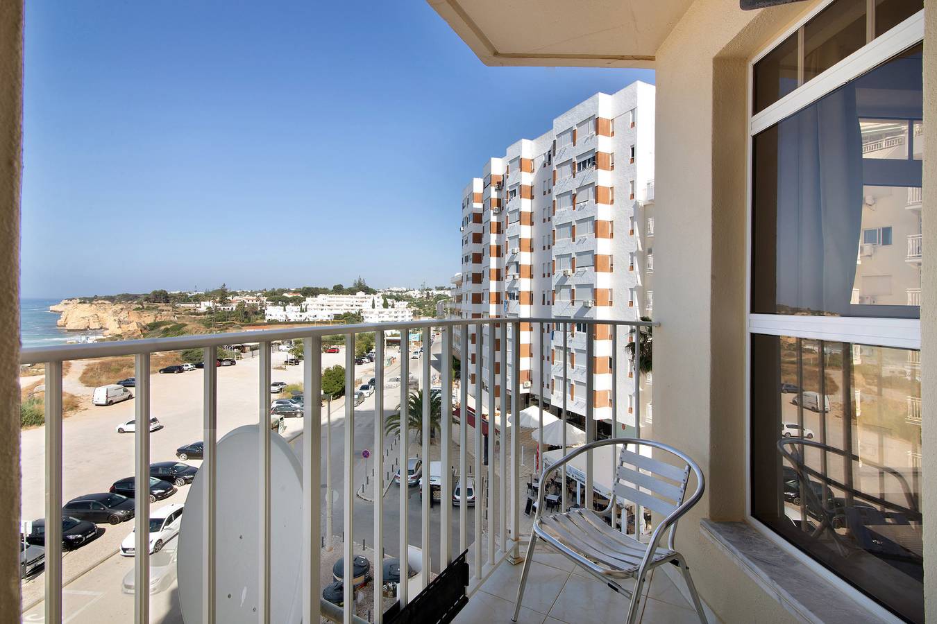 Ganze Wohnung, Ferienwohnung Camões 4ºe - Vista Mar mit Klimaanlage, Wlan, Garten und Balkon in Armação de Pêra (costa), Faro Distrikt