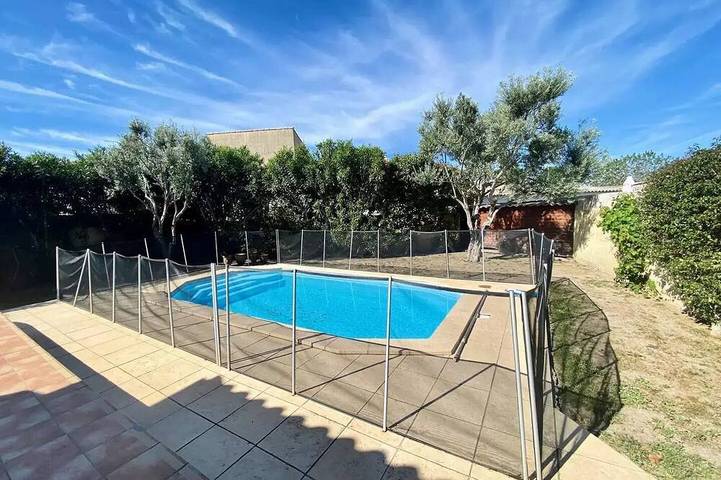 Location de vacances pour 6 personnes, avec terrasse et piscine, animaux acceptés dans Amigoland Le Grau Du Roi