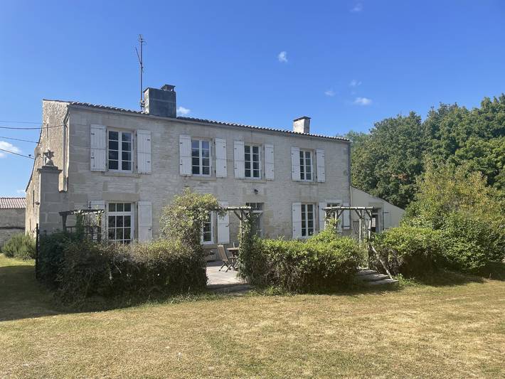 Gîte pour 10 personnes, avec piscine, animaux acceptés à Dampierre-sur-Boutonne