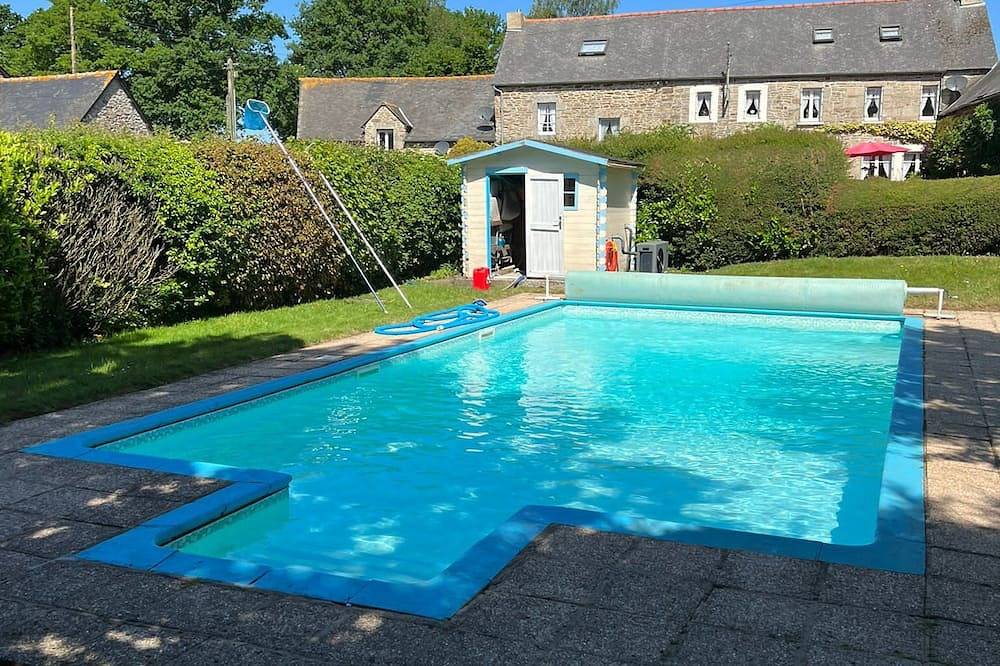 Brittany Cottage Sleeps 6. Heated Pool. Free Wifi. Satellite Tv. Pet Friendly in Plouguenast, Côtes-d'Armor