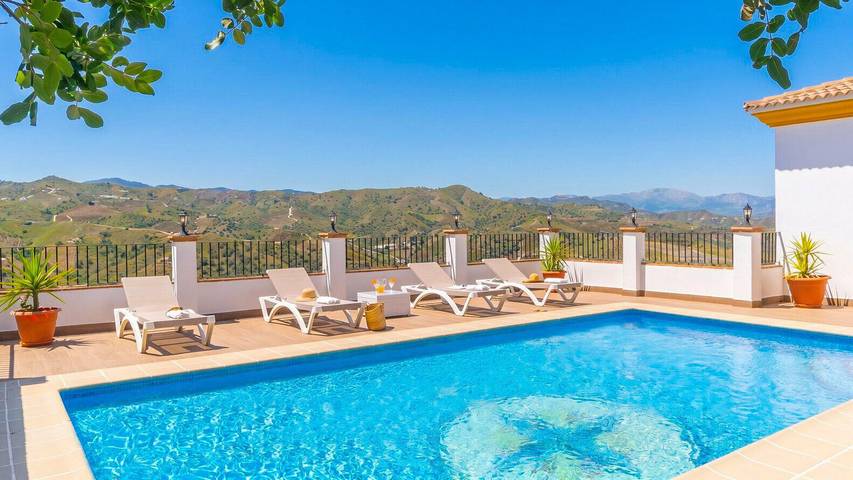 Casa rural para 7 personas, con balcón/terraza y piscina en Iznate