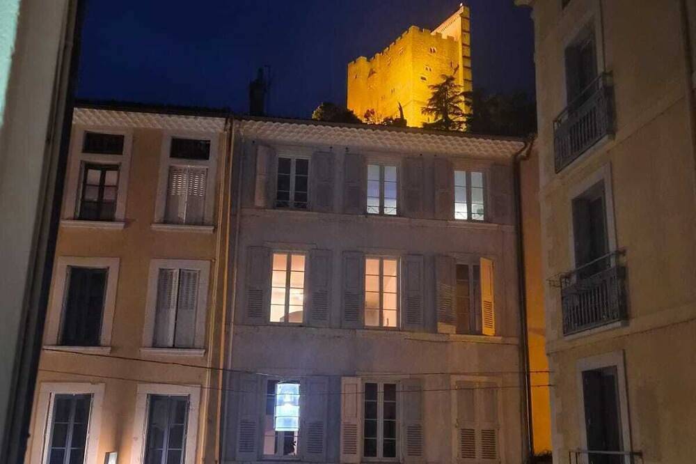 Entire apartment, Apartment historic center Crest in Crest, Die region