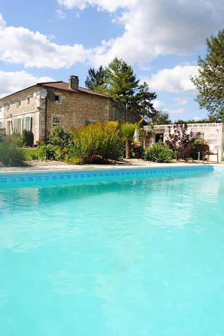 Location de vacances pour 12 personnes, avec jardin et piscine, animaux acceptés à Consac
