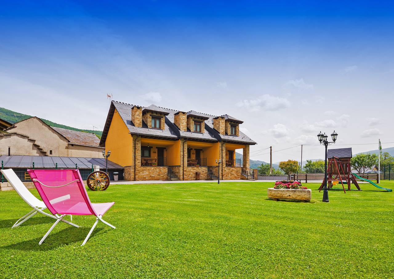 Appartement entier, Appartement 'El Hechizo' avec vue sur la montagne, piscine partagée et Wi-Fi in Caboalles de Abajo, Villablino