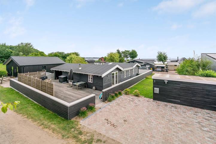 Ferieudlejning for 7 personer, med Terrasse og Have i Thurø