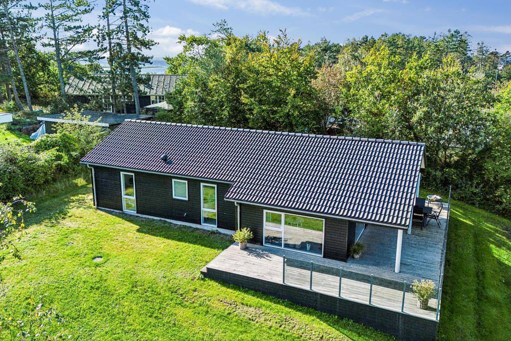 Schönes und gepflegtes Ferienhaus mit großer Terrasse, zwei Badezimmern und schönem Naturgrundstück – nahe Strand, Wald und dem gemütlichen Hafen von Ebeltoft. in Øerne, Ebeltoft