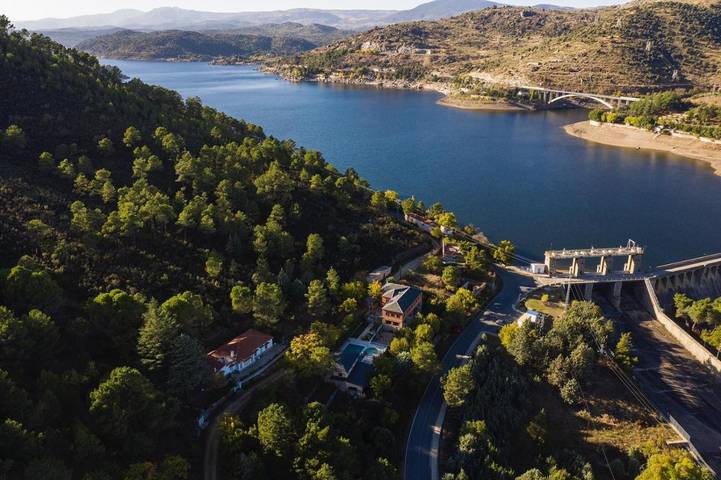 Apartamento para 30 personas, con jacuzzi además de piscina y jardín en El Tiemblo