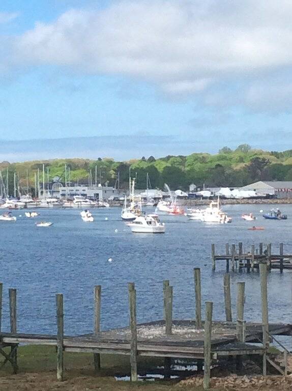 Ganze Wohnung, Seaside Getaway! Kurzer Spaziergang in die Stadt und 180 Grad Meerblick. in Mystic, Connecticut