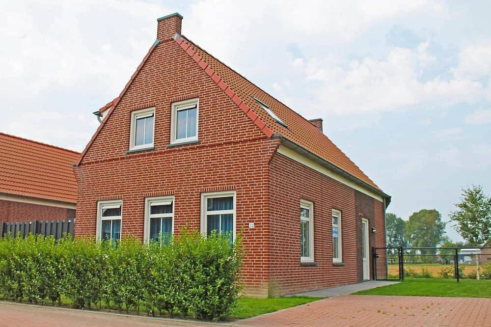 With its 4 bedrooms, this property can accommodate 8 people. in Breskens, Zeeuwse Kust
