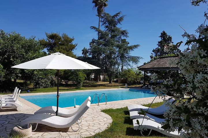 Gîte pour 4 personnes, avec jardin ainsi que terrasse et piscine en Corse