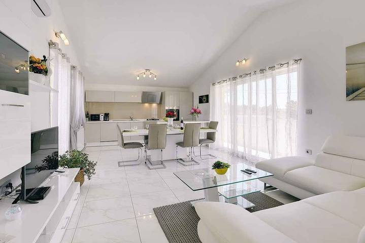 Ferienwohnung für 5 Personen, mit Garten und Balkon in Sisan