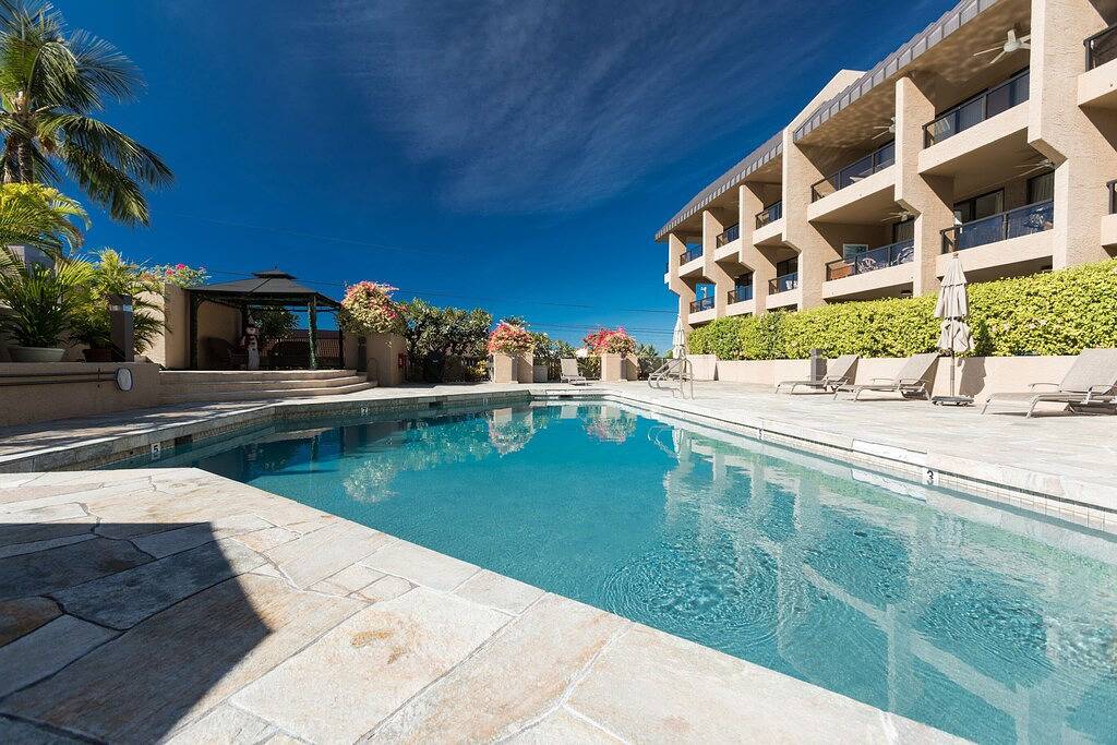 Ganze Wohnung, Kona Pacific D526. Kostenlose Klimaanlage und Wlan! Zu Fuß in die Stadt in Kailua-Kona, South Kona