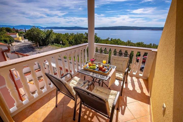 Apartament wakacyjny dla 3 osób, z widok i balkon oraz basen w Dramalj