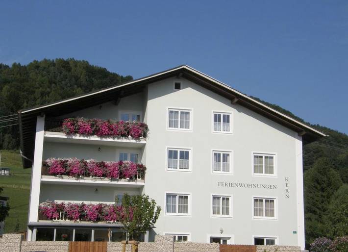 Ferienwohnung für 3 Personen, mit Terrasse und Garten sowie Pool in Weyregg am Attersee