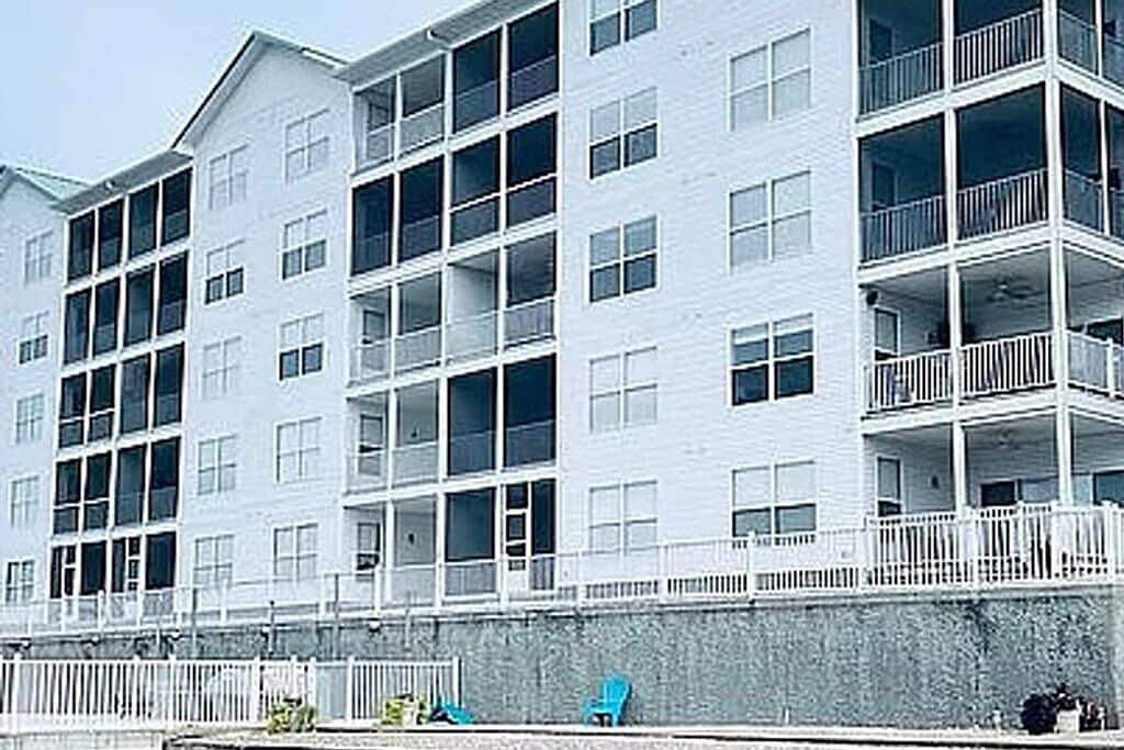 Ganze Wohnung, Brand New Hardwood Floors! Beautiful views, walk to Strip, shopping and fun! in Lake Ozark, Lake of the Ozarks