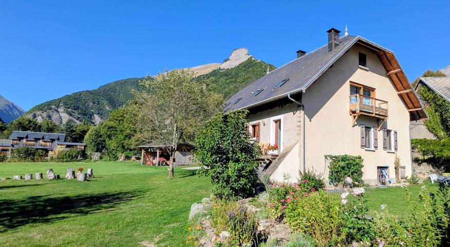 Gîte pour 12 personnes, avec Terrasse et Jardin