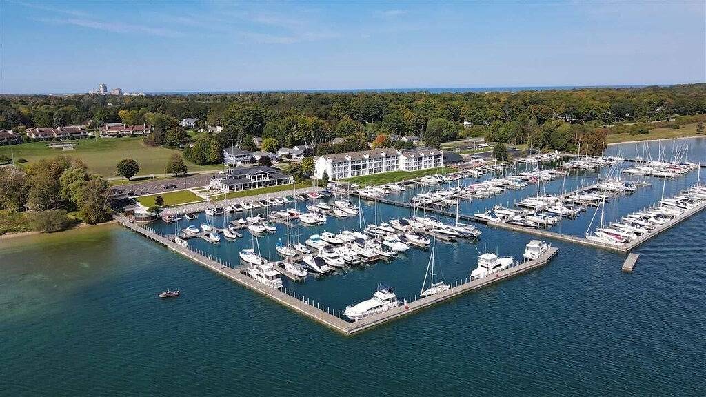 Ganze Wohnung, Lake Charlevoix/King/Queen/2 Bed/2 Bath Condo/Town/Beach/Pool in Charlevoix, Charlevoix County