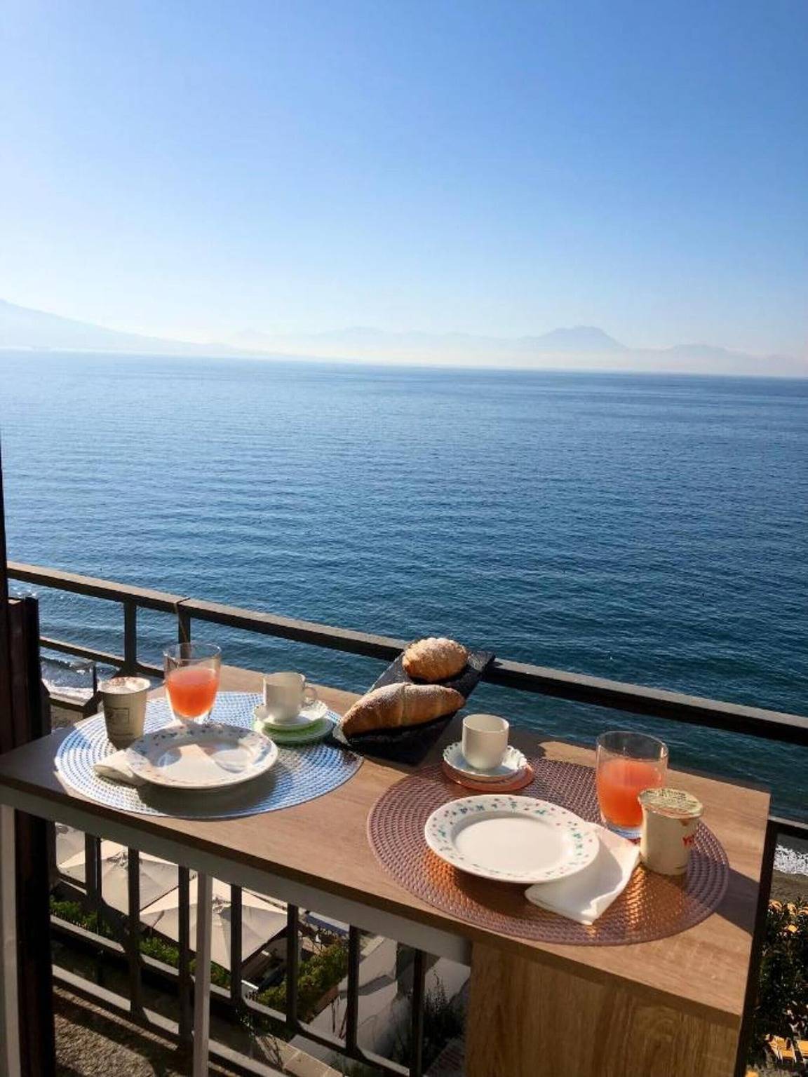 Bed and Breakfast 'Decimo 28' con Balcone, Wi-Fi e Aria Condizionata in Posillipo, Napoli