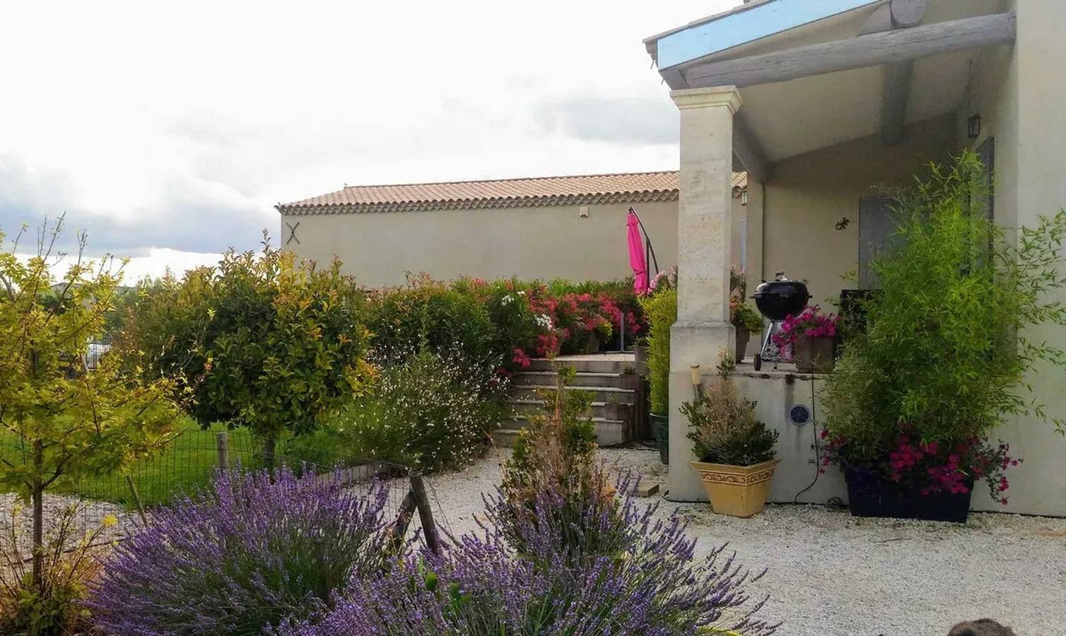 Gehele studio, Gezellig studio met zwembad in Cabrières-d'Avignon 40 m² in Cabrières-d'Avignon, Parc naturel régional du Luberon