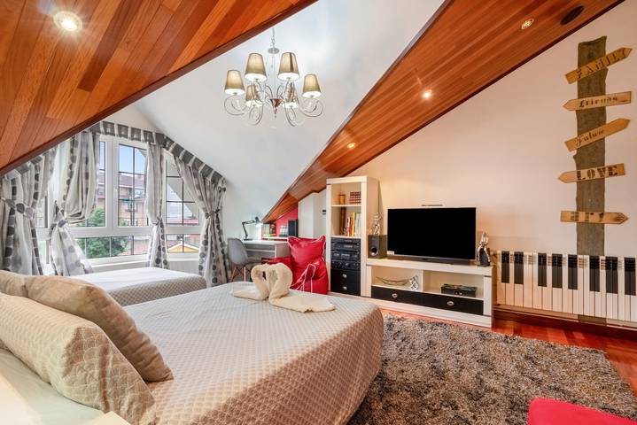 'Alojamientos Marte Room 6' with shared terrace and garden in Torrelavega, Kantabriska kusten