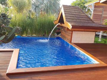 Gîte pour 2 personnes, avec piscine ainsi que sauna et terrasse, adapté aux familles à Le Moule