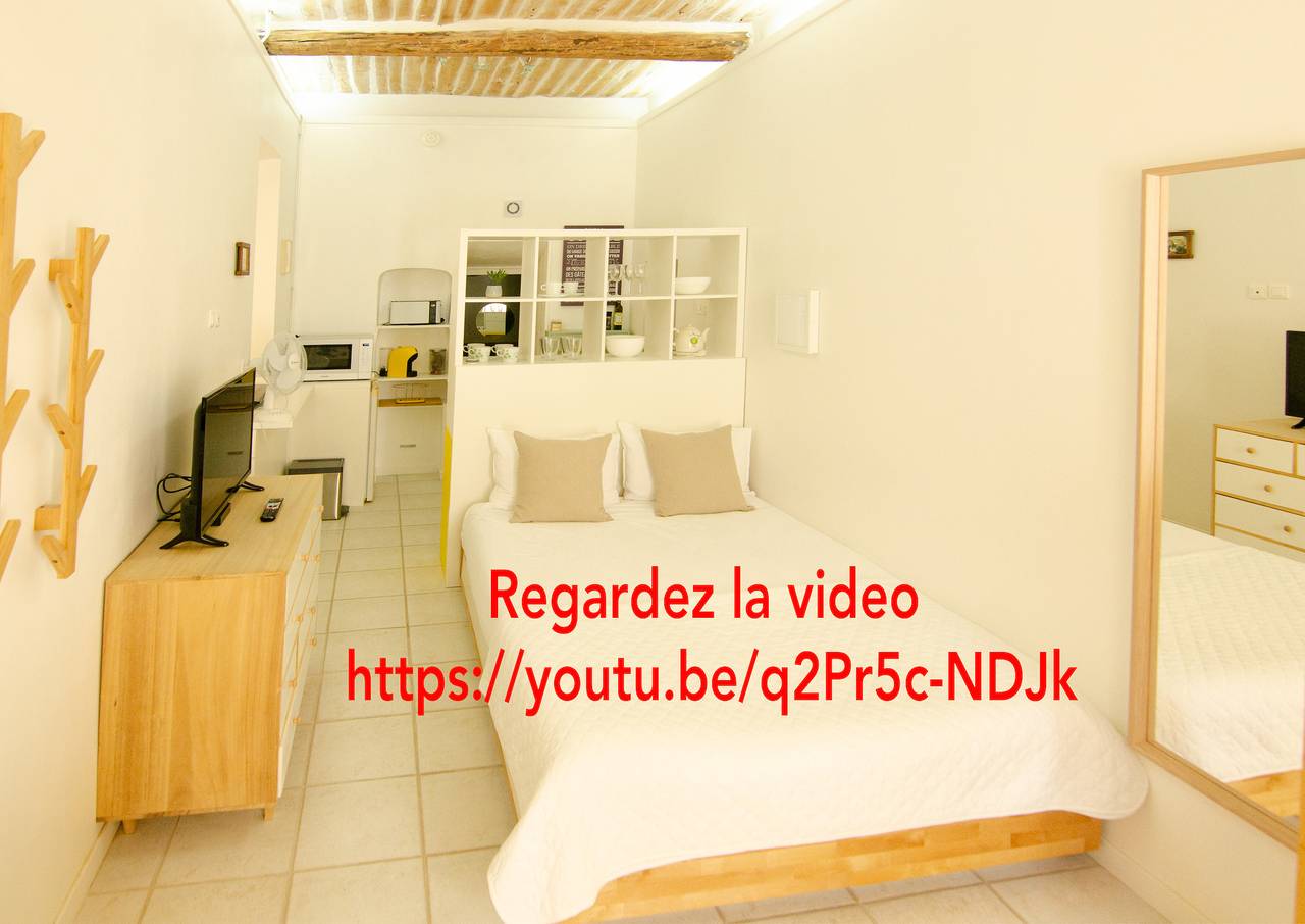 Appartement entier, Clémentine - Studio Privé à 50m du Centre Ville in Lauris, Parc naturel régional du Luberon