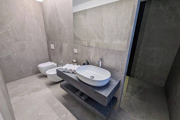 Appartement entier, At 5 min from the center Three-room apartment with large balcony and swimming pool in Riva del Garda, Montagnes autour du lac de Garde