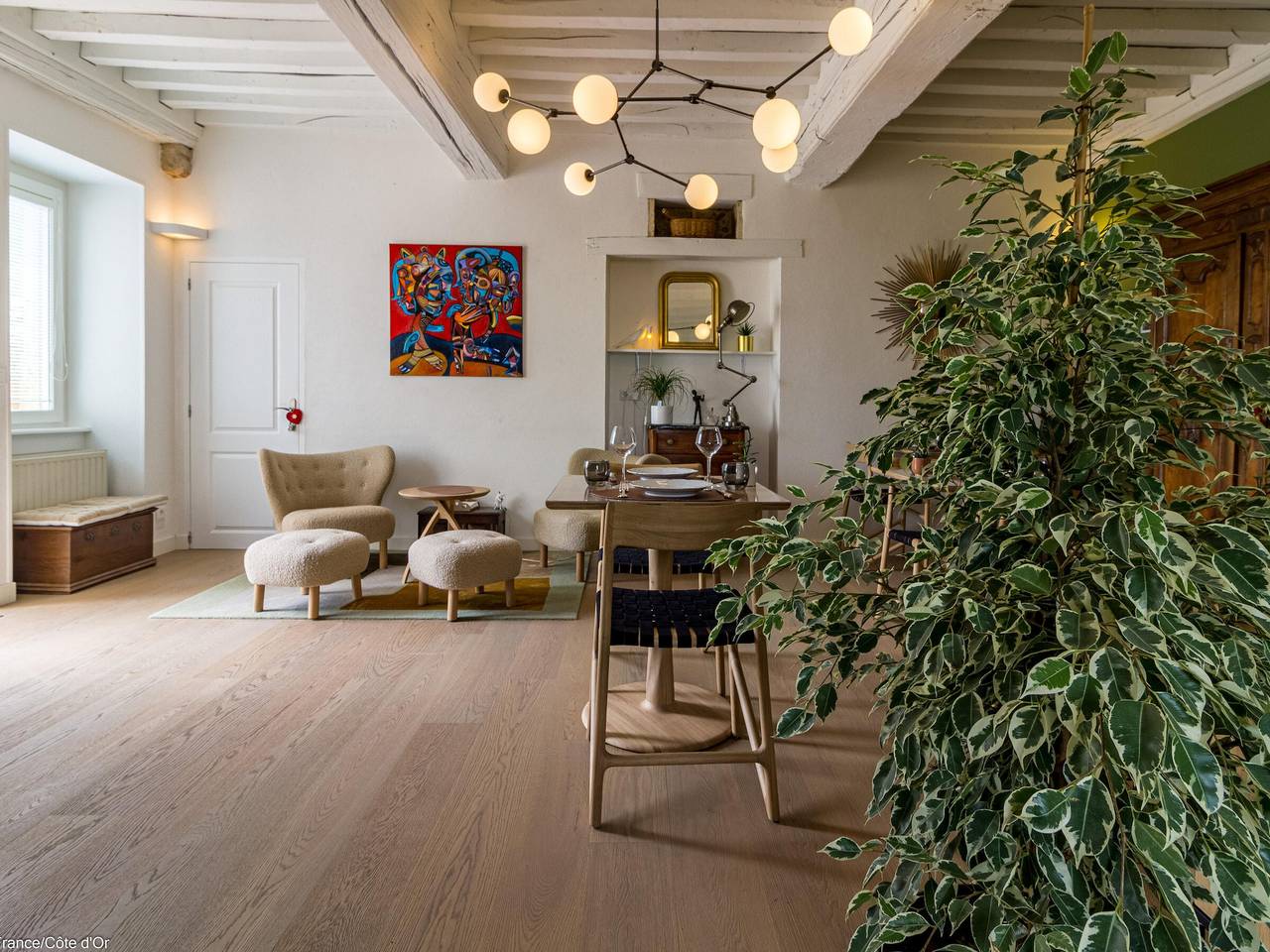 Modern rooms with pool, garden, and dining in Burgundy in Beaune region