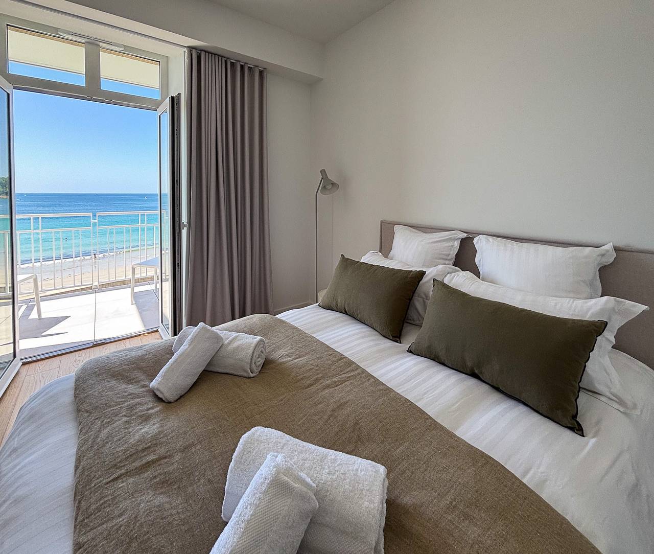 Entire apartment, Bihit T2, Vue Mer et piscine in Trébeurden, Pink Granite Coast