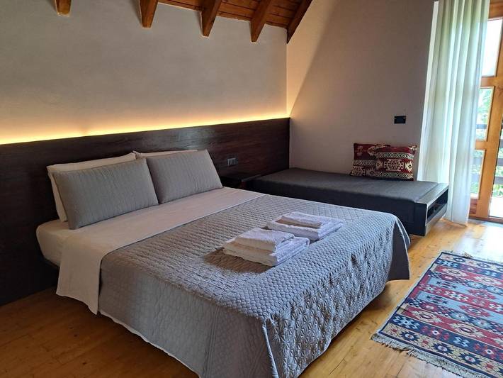 Cottage pour 3 personnes, avec vue et jardin dans Theth
