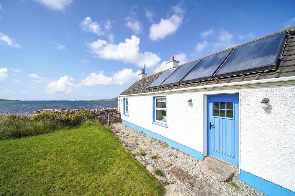 Susan's Beach House Right on the beach, a beautiful cottage + spectacular views in Irish Ulster