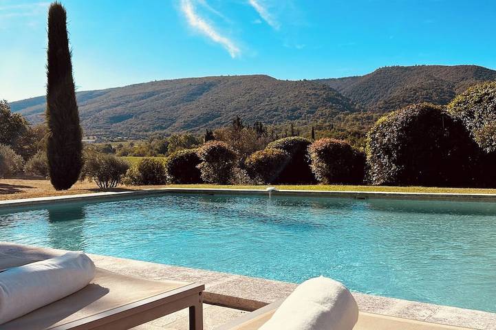 Barn for 20 people, with pool and yard in Luberon