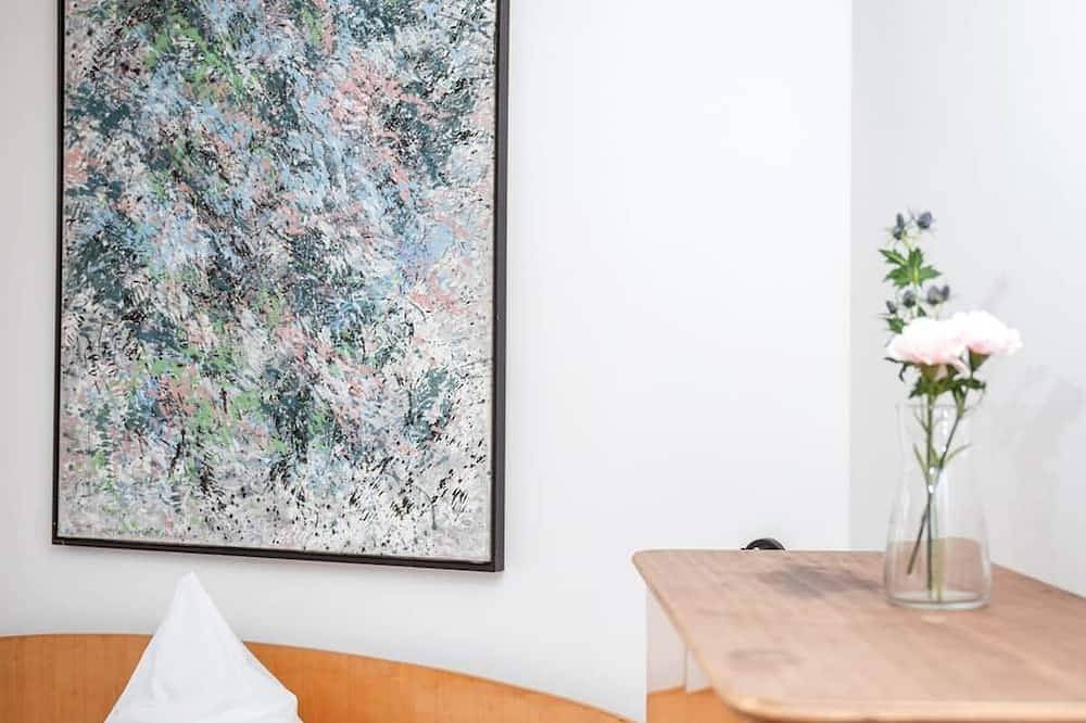 Künstlerzimmer 1.2 – Romantisch mit Queensizebett in Gera, Ostthüringen
