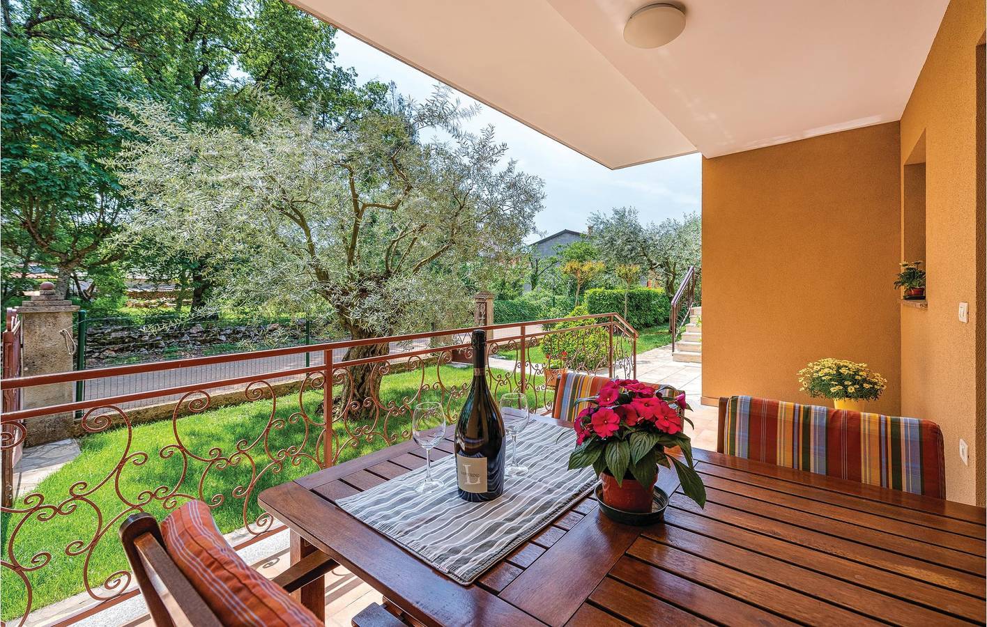 Ganze Ferienwohnung, Schickes Apartment mit WLAN, Klimaanlage, Terrasse und Parkplatz in Juricani, Umag und Umgebung