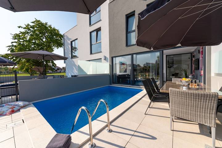 Villa für 10 Personen, mit Balkon und Terrasse sowie Pool in Funtana
