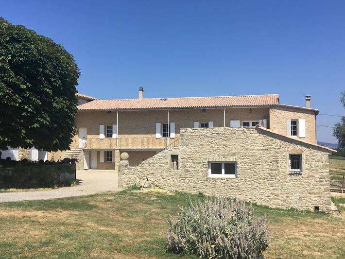Location de vacances pour 8 personnes, avec vue ainsi que jardin et piscine, animaux acceptés à Le Poët-Célard - 2