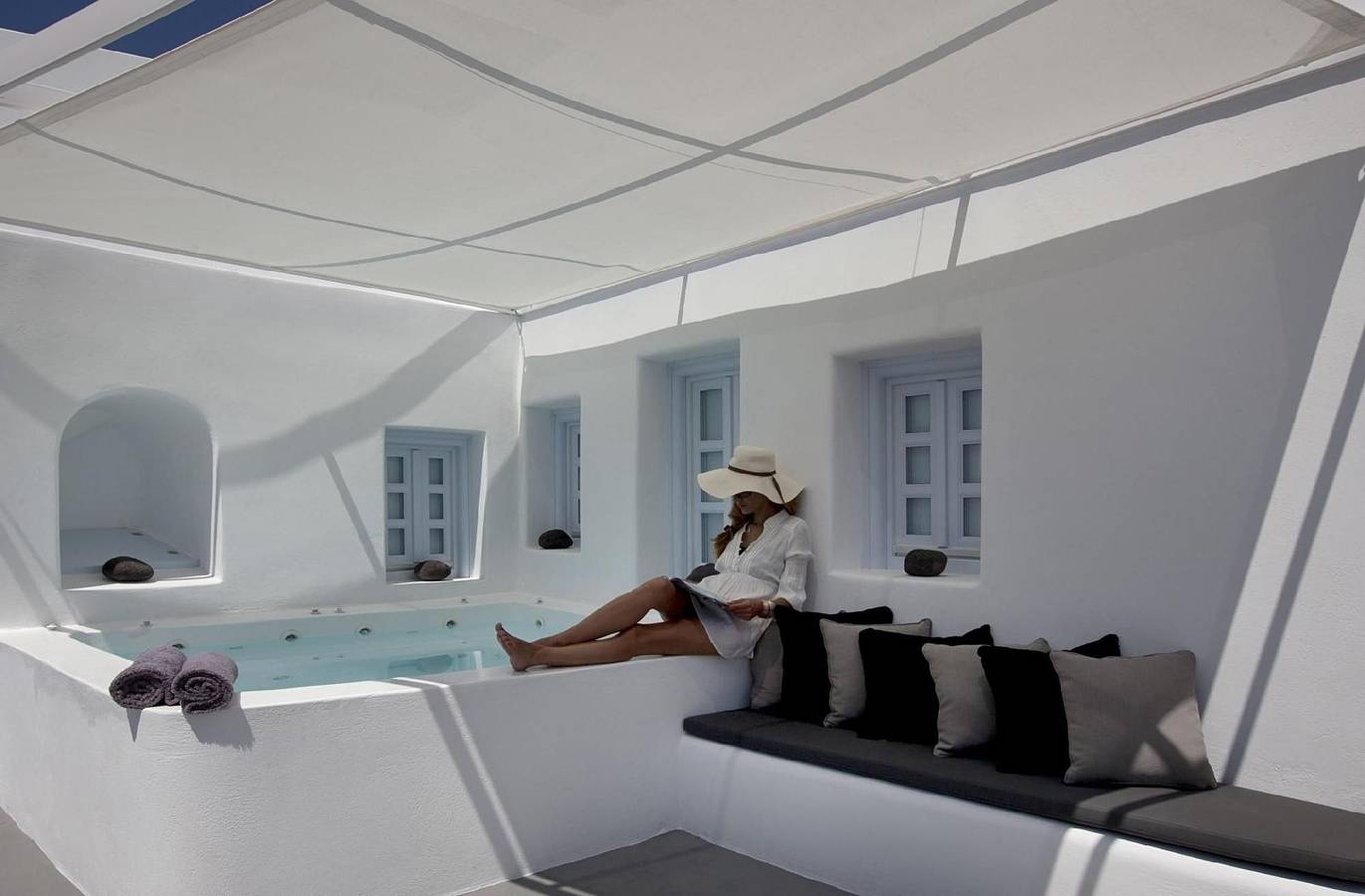 Airy Apartment with Bathtub, WiFi & Balcony - Near Beach & Art Gallery in Megalochori, Santorini