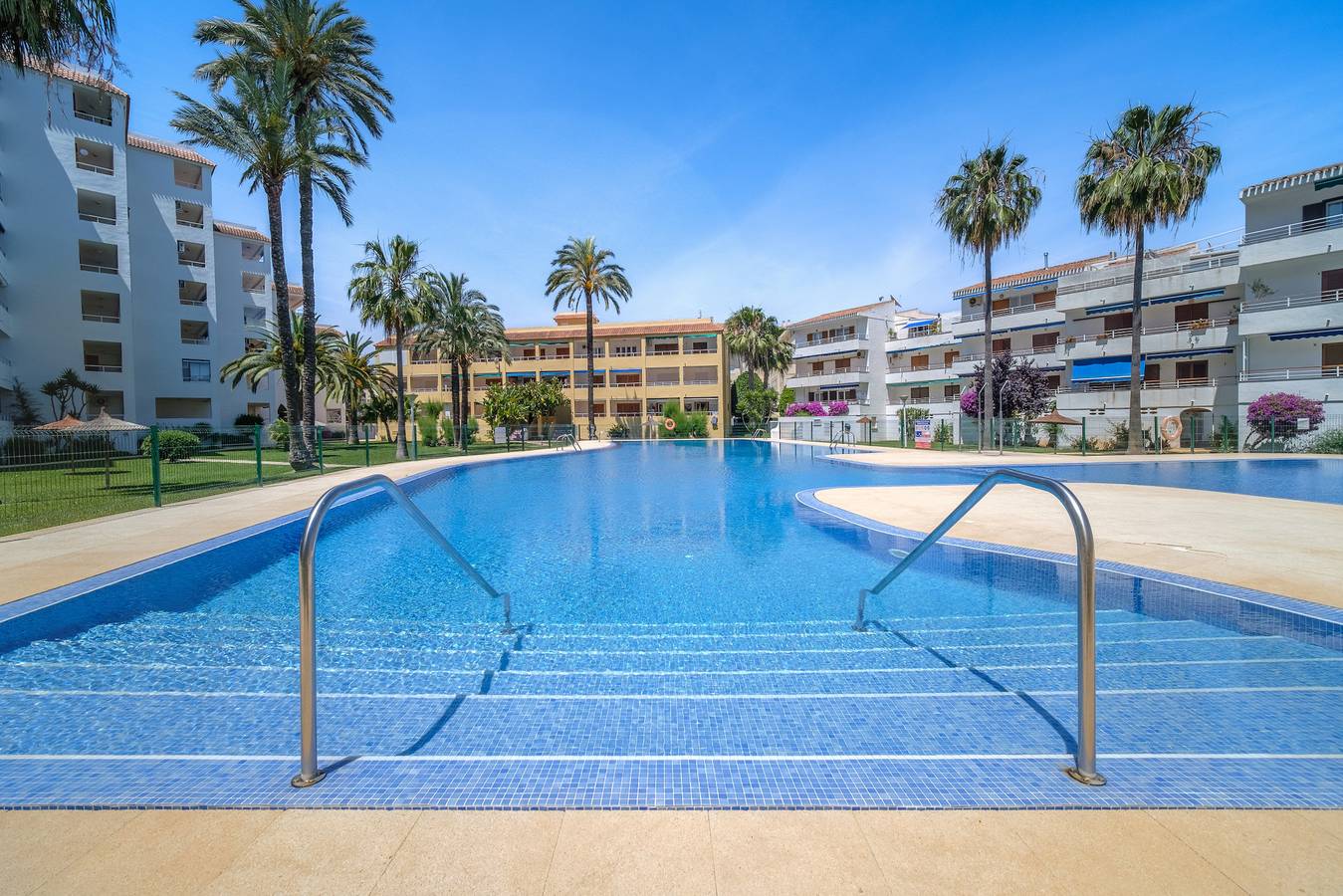 Appartamento intero, Don Pepe White Apartment, con Terraza, Wifi y Gran Piscina Comunitaria in Jávea, Costa Blanca
