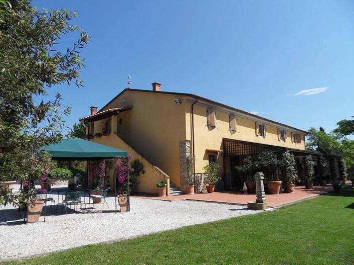 Ferienwohnung für 4 Personen, mit Balkon und Terrasse sowie Garten und Ausblick in Vecchiano