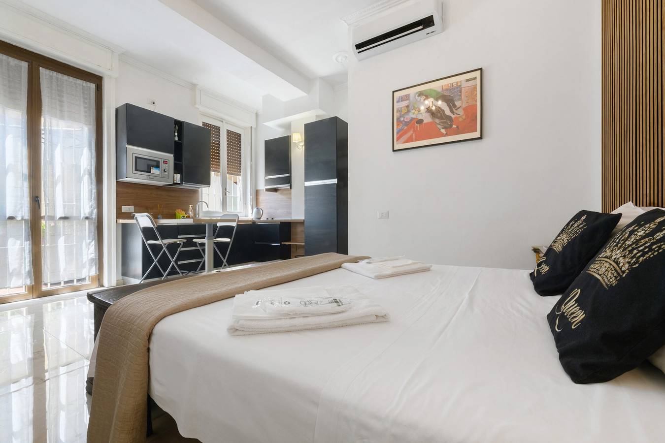 Ganzes Studio, Monolocale mit Terrasse Chagall mit Terrasse und Klimaanlage in Lecco, Westliche Bergamo-Alpen