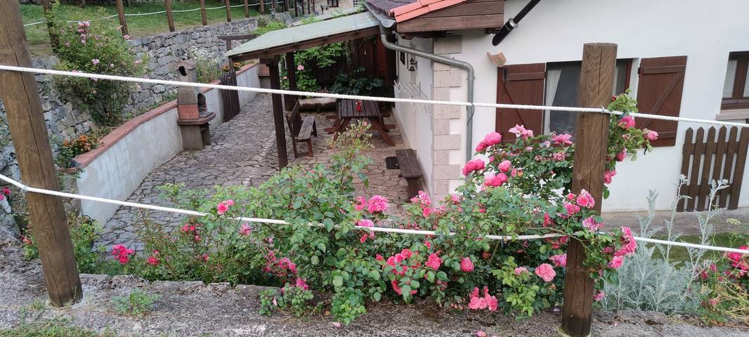 Apartamento entero, Apartamento 'Rural Rubó' con vistas a la montaña, terraza privada y Wi-Fi in Peñamellera Alta, Sierra del Cuera